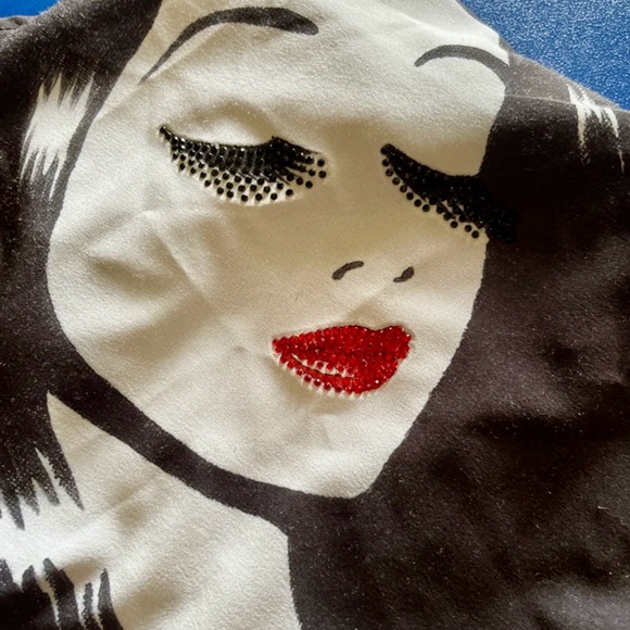 Stylish Black Sleeveless Top with Graphic Design - Picture 7 of 7